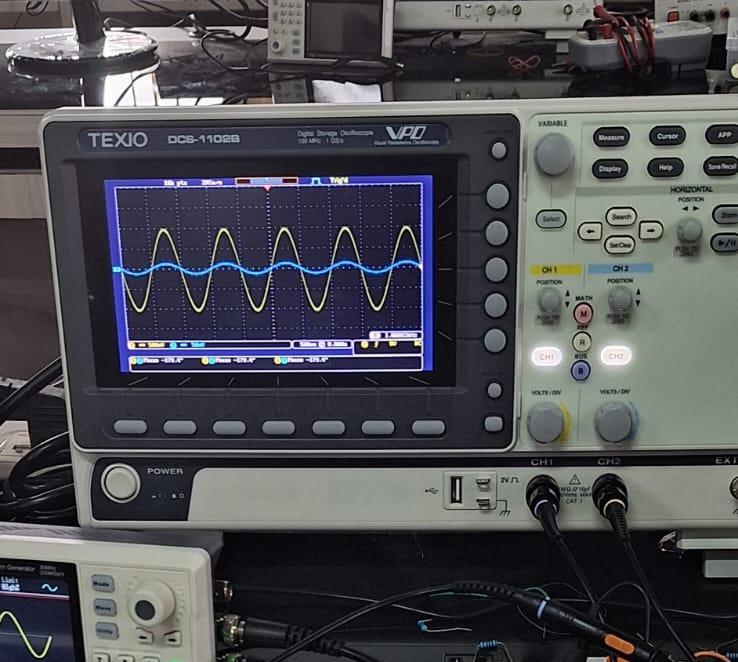 Oscilloscope bench measurement for the four-stage BJT amplifier